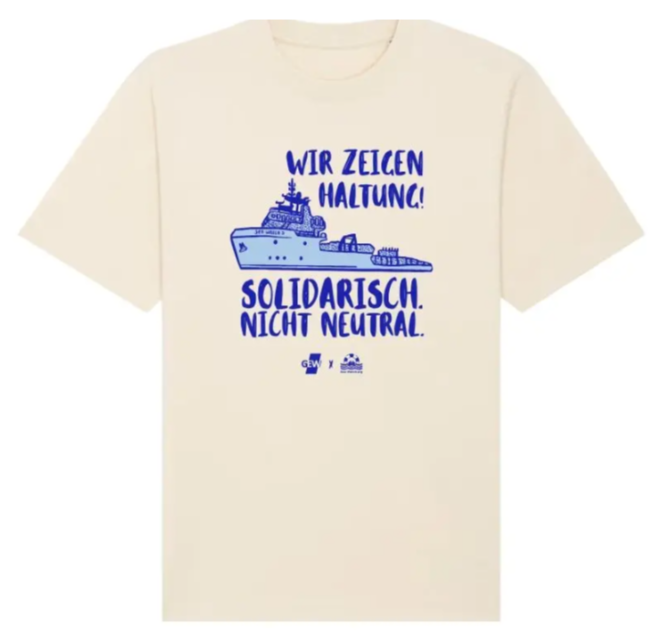 T-Shirt zur Kampagne.
In der Mitte ein Seenotrettungsschiff, darüber steht: "Wir zeigen Haltung!"
Darunter: "Solidarisch. Nicht neutral."
Unten die Logos von Sea-Watch und der GEW